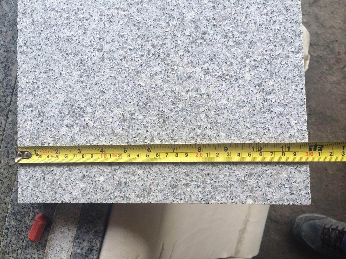 Vaaleanharmaa liekki