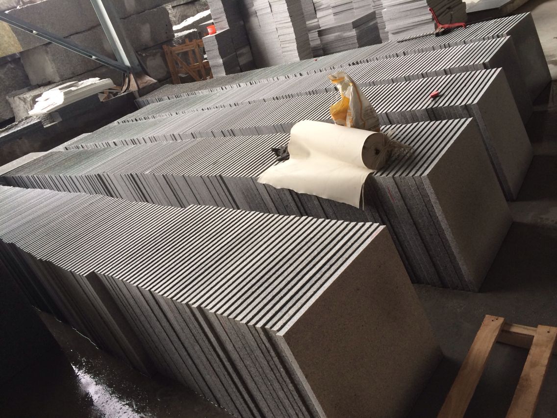 vaaleanharmaat laatat