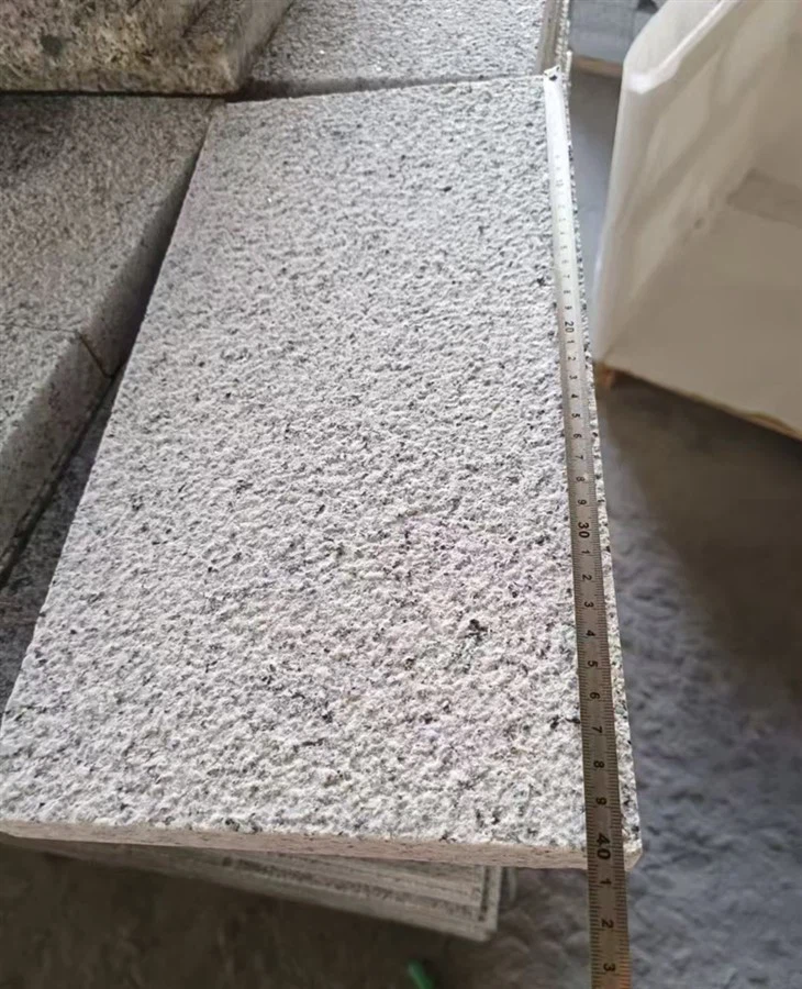 Vaaleanharmaat graniittilaatat