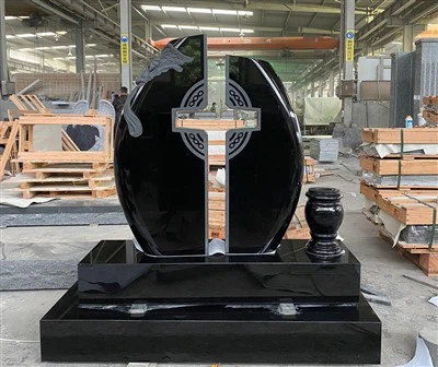 Musta graniitti Memorial Cross Hautakivi