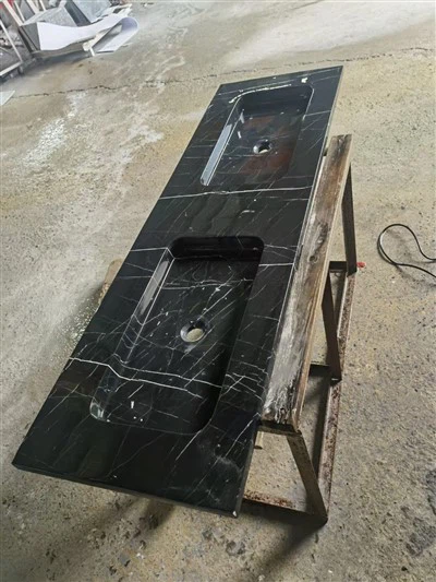 Integroitu musta marmorinen kaksoisallas ja turhamaisuus