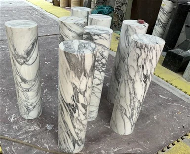 Marmorinen sylinterijalusta