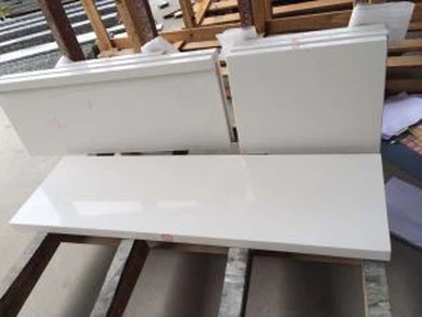 Valkoisen Quartz keittiön työtasot