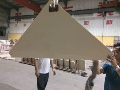 Kvartsipöydät kolmion muotoisiksi