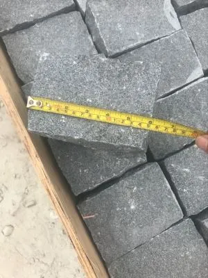 Tummanharmaa graniitti kuutiokivi