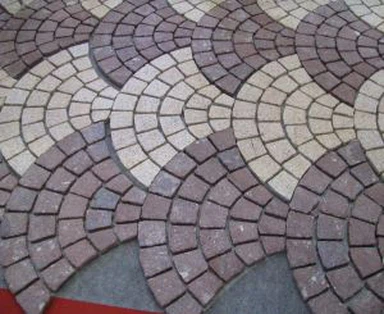 Tuulettimen muotoinen graniitti ajotieltä