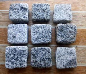 Rypistyneet graniitti-kuutiokivestä olevat päällystekappaleet