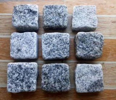 Rypistyneet graniitti-kuutiokivestä olevat päällystekappaleet