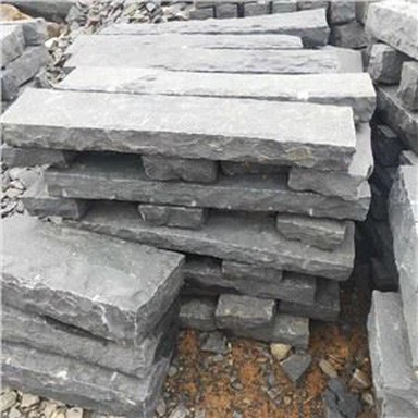 Luonnolliset jaetut basalttipäällysteiset lohkot